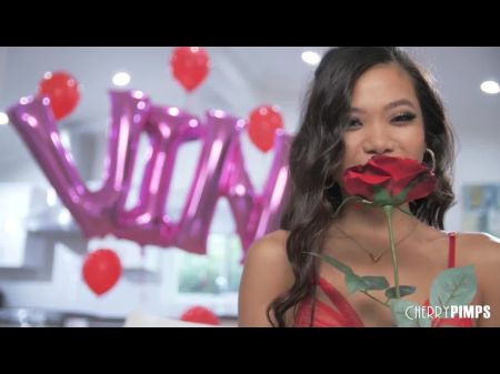 Tiny Asian Cutie Masturbing Para El Día De San Valentín 
