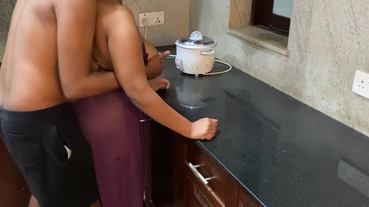 Sri Lanka Maid Follando En La Cocina Mientras Ella Cocina