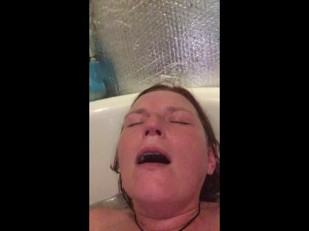 Concubine Wriggler Having The Most Crazy Orgasm In The Bathtub