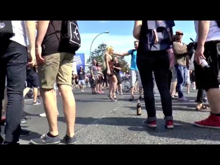 Mia De Berg Waehrend Der Amor Parade En Berlín Abgeschleppt 