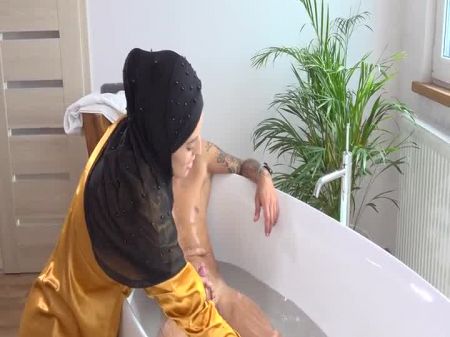 Er wollte Hilfe in der Badewanne, kostenloser Amateur -Fick -HD -Porno 