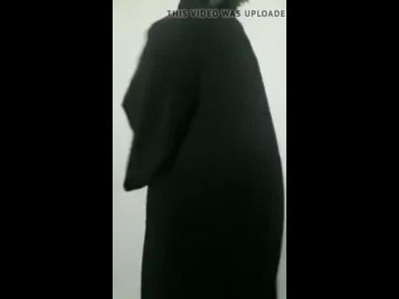 Milf показывает пухлое тело в Niqab, бесплатное порно 0e 