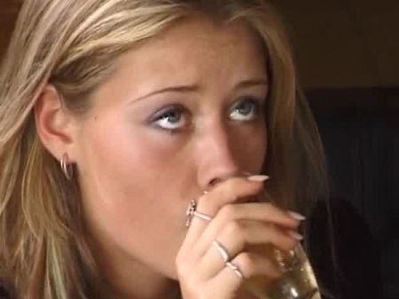 Красивая блондинка из Германии заполняет ее горло теплой спермой 