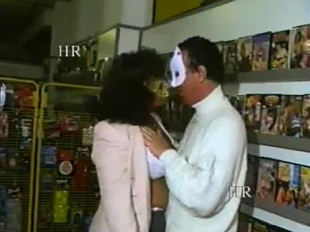 خنازير إيطالية الملاعين والتبول في متجر للجنس 90s: إباحية مجانية C4 