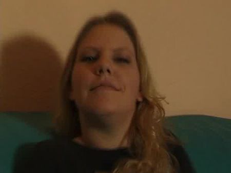 Towheaded Nubile Solo Getting Off Auf Der Casting