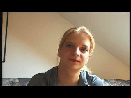 Junge Blondine Mit Grossen Titten Massiert Sich Die Pussy 