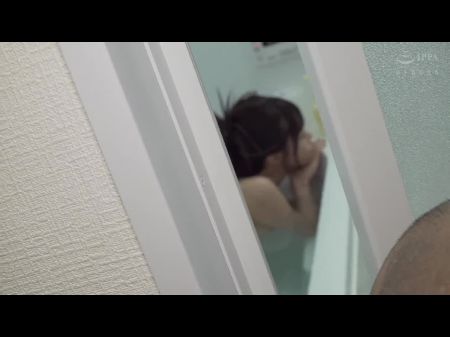 Ichika Matsumoto Little Devil Verführt Eine Jungfrau, Die Ihre Winzigen Titten Enthüllt 
