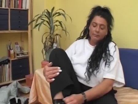 Dama alemana de cabello oscuro con un cuerpo súper curvilíneo comiendo todo el semen de una polla gorda 