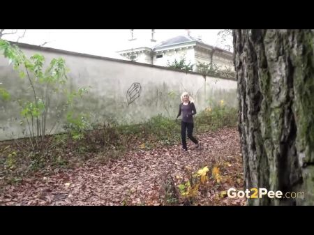 Blonde Jogger lindert sich in Blättern, Porno ff 