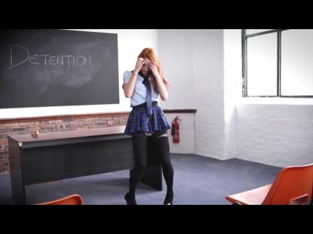 A Redhead Britânica Sagmy da escola faz a dança da dança 