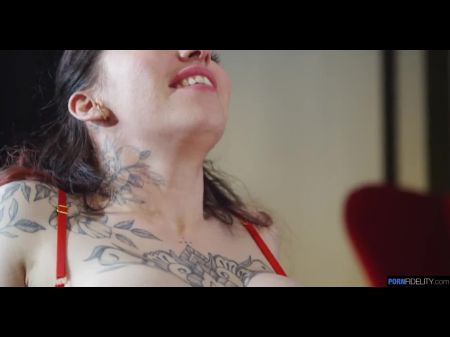 MILF ESLUNA tatuado no lo deja que se retire: porno gratis F1 