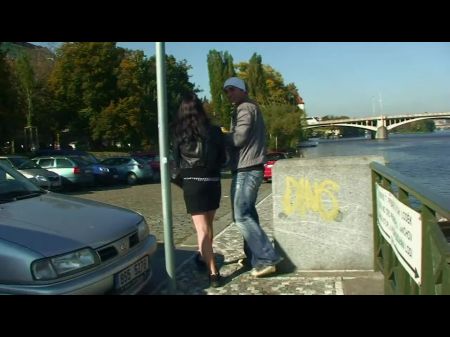 Nena De Cabello Oscuro Montando Una Picoteante Dura En El Parque Público 