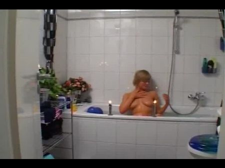 Удивительная немецкая блондинка, демонстрирующая свою мастурбацию: порно 01 