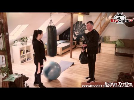 Fitness curvilíneo alemão Teen Pequenos peitos foda do treinador 