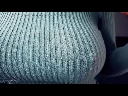 Большие сиськи, играющие в узкий вязаный свитер 