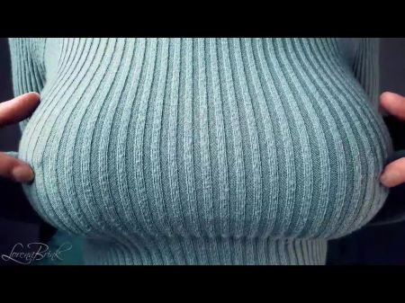 Grandes seios jogando provocando em um suéter de malha apertado 