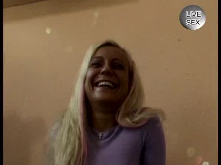 Blonde Julia Besorgt Es Sich Fathers Erste Mal Vor Der Kamera