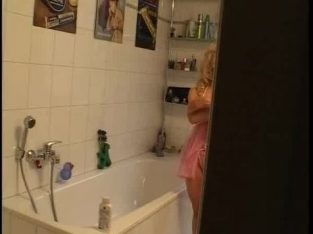 Mega Tiiten Mummy Im Badezimmer Erwischt , Porno 4d