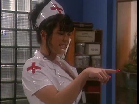 Slutty BRUNETTE Krankenschwester mit großen Brüsten in heißer Aktion: Porno 44 