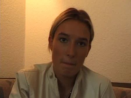 Blondes 18yo Teenager Fingert Sich Auf Einer Couch: Pornography 6d
