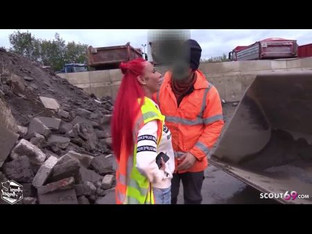 Strange Worker Seduce Birdhead alemán adolescente a pelo al aire libre 