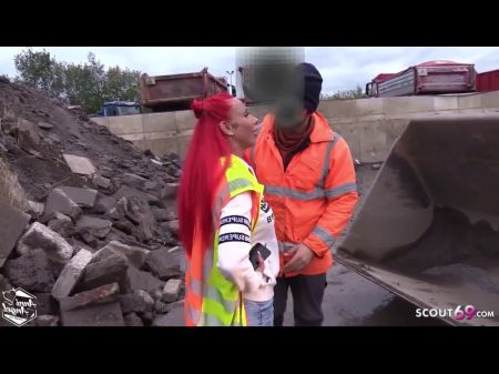 Trabalhador estranho seduz a ruiva alemã adolescente bareback ao ar livre 