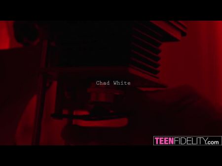 Teenfidelity Natalie Knight posiert ihre Muschi für Chad 