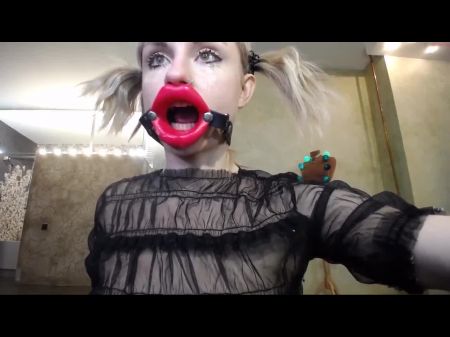 Das russische Mädchen fickt sich mit einem Gummi -Schwanz in den Hals 