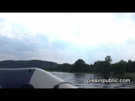 Las chicas sexys disfrutan meando junto al lago y orinar desde un bote 
