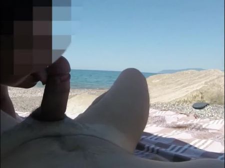 Mädchen Saugt Schwanz Am öffentlichen Strand Und Wird Vom Fremden Erwischt 
