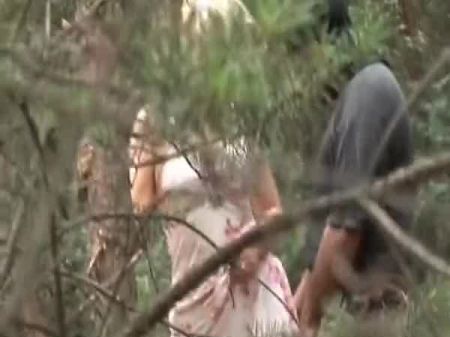 Uma vagabunda alemã loira com um incrível corpo curvilíneo é fodido por uma BBC na floresta 