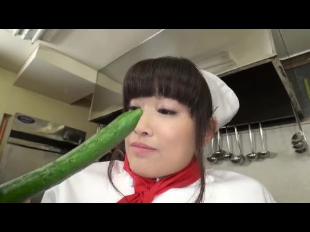 Japanisches geiles Mädchen fährt gerne Schwanz nach Vibrator 