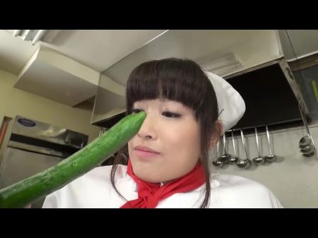 La chica cachonda japonesa disfruta montar polla tras vibrador 