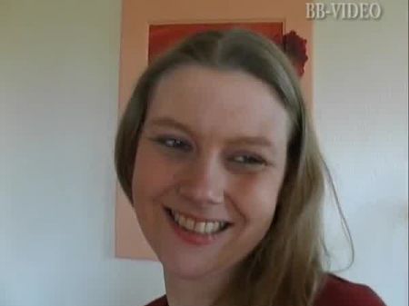 Adolescente rubia filmada en POV mientras empuja su juguete favorito dentro de su sexo abstinente coño 