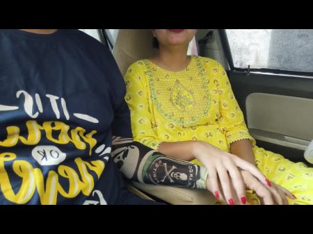 第一次她骑着我的鸡巴，公共性爱印第安人desi女孩莎拉在男友的车上非常努力
