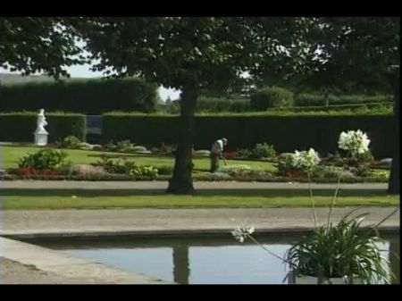 La dama de cabello oscuro de Alemania recibe doble penetración al aire libre 