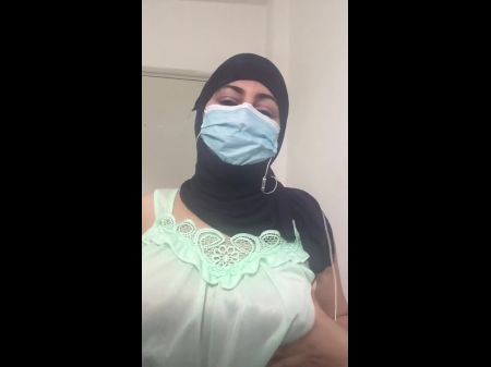 Тунисская жена говорит плохо и мастурбирует свою киску, тянущую грудь, она хочет девушек и мужчин 