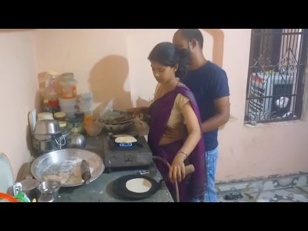 الهندي bhabhi ji القيام بعمل طبخ مذهل 