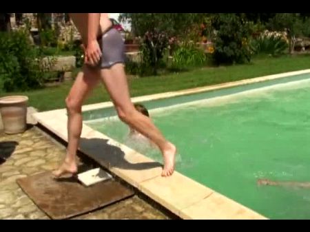 Bata francesa deslumbrante agradando três caras com tesão perto da piscina 