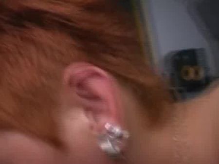 Redhead德国女士剃了她剃光的笨蛋被一个年轻的螺柱摧毁