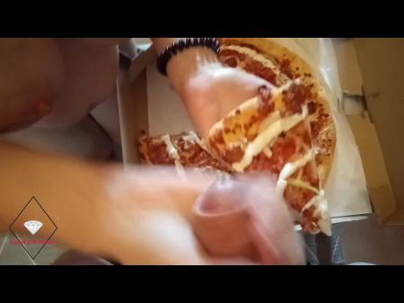 Milf isst Sperma auf Pizza 