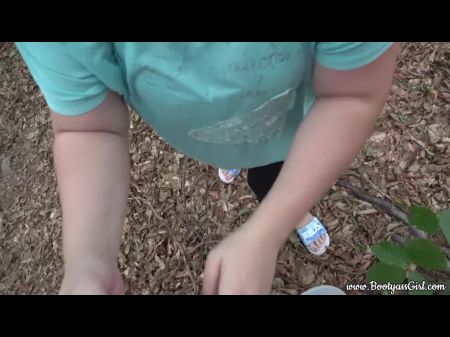 Chubby Girl mit schönen Kurven saugt und fickt Freund im Wald 