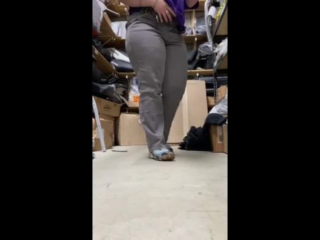 Chubby White Girl Streifen und schüttelt ihren Arsch bei der Arbeit während der Arbeitsstunden schmutzige Hure -Spreads -Wangen 