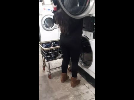 Garota gótica alternativa tira a lavanderia pública 