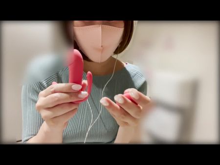 Die japanische Frau fährt mit Rotor in ihrer Vagina und bekommt in Schwierigkeiten vor vielen Menschen 