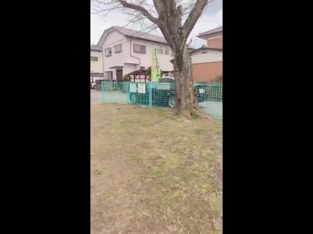 無修正　おじさん達に見られながら公園で全裸淫乱な姿でおしっこをしてみた　日本人