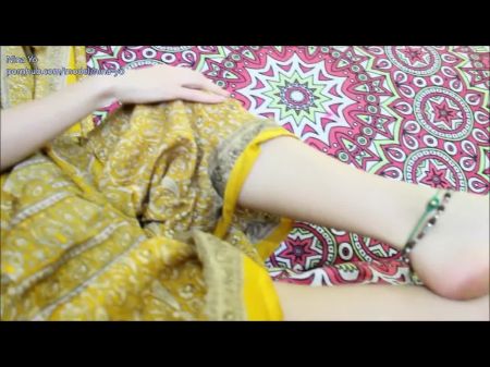 Dame In Saree Flashing Her Super-sexy Gams & Feet Sole Idolize -