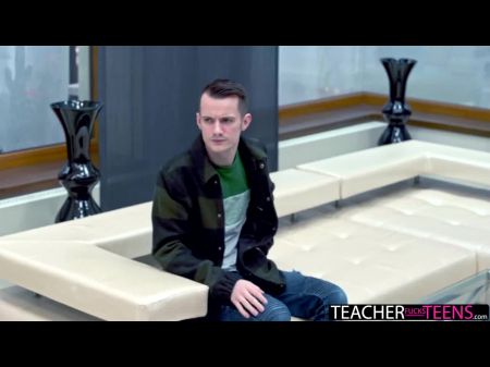 معلم روسي كبير Titty يمنح الطالب درسًا مفاجئًا في سخيف 