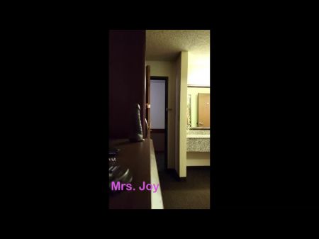 Im Hotel blinkt ich Fremde im Hotel und Titten mit einer offenen Tür für Männer zu sehen 