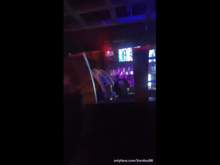 Raver Girl se volvió loca dentro del club y follada en público 